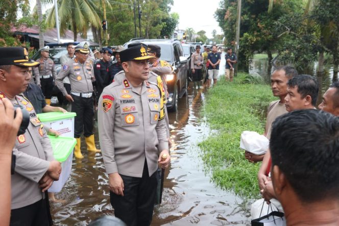 
					Sigap Kunjungi Daerah Banjir di Mempawah : Kapolda Kalbar Bersama Tim Salurkan Bantuan kepada Warga Terdampak Bencana
