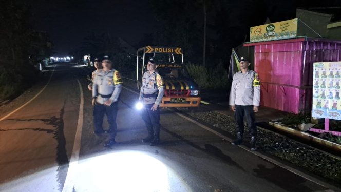 
					Polsek Tumijajar Tingkatkan Patroli di Titik Strategis Guna Cegah Kejahatan Malam