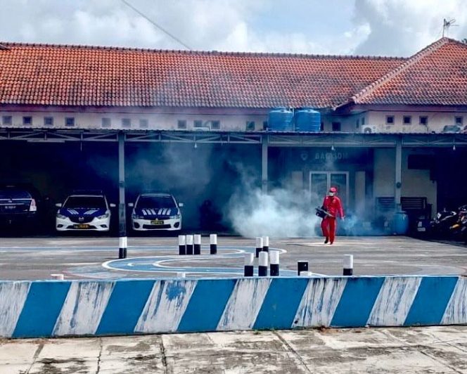 
 Cegah DBD, Mako Polres Lampung Tengah di Fogging