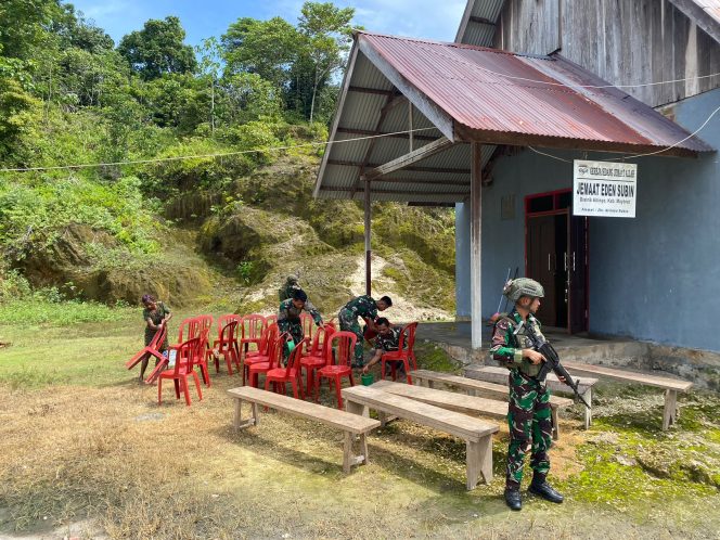 
					Satgas Yonif 762/VYS Gotong Royong Pembersihan Gereja di Kampung Subin