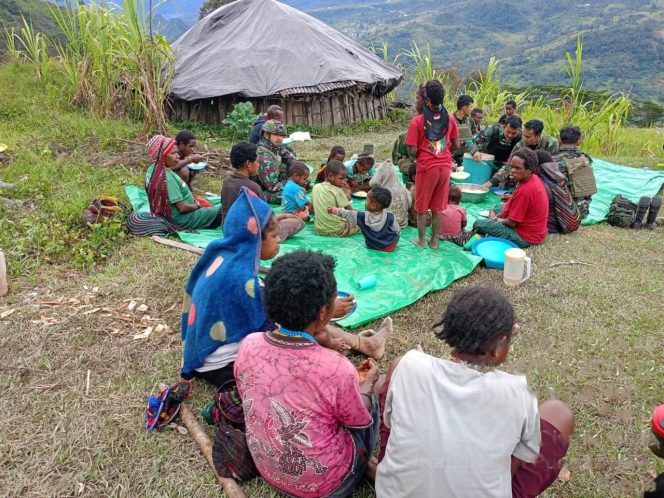 
					Kehangatan dan Kebersamaan Satgas 323 Buaya Putih Kostrad Bersama Masyarakat