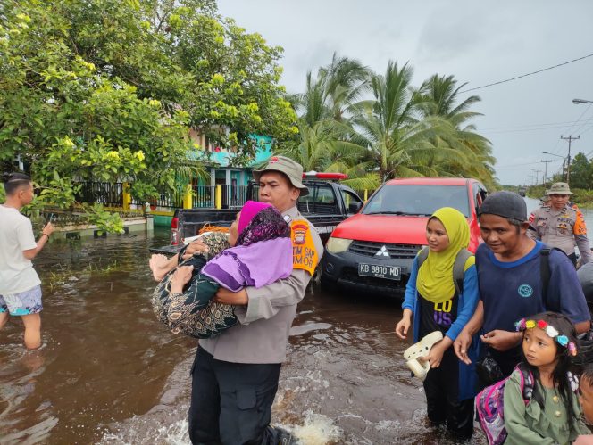
					Dansat Brimob Dampingi Kapolda Kalbar Berikan Bantuan Personil Polri Terdampak Banjir