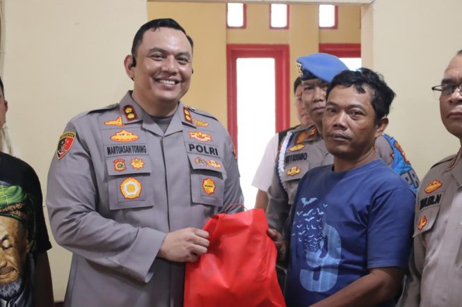 
					Kapolres Pelabuhan Tanjung Priok Berikan Bantuan Sembako untuk Warga Terdampak Banjir