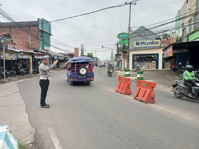 
					Wujud Pelayanan Publik Anggota Polsek Ciampea Polres Bogor Laksanakan Kegiatan Cooling Sistem Pengaturan lalulintas Cegah Kemacetan Dan Kecelakaan Lalu Lintas 