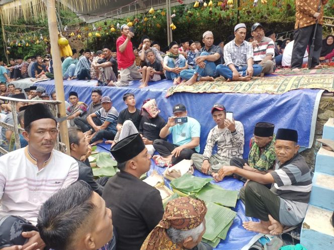 
 Babinsa Hadiri Bersih Desa di Ngantru: Lestarikan Tradisi, Jaga Lingkungan
