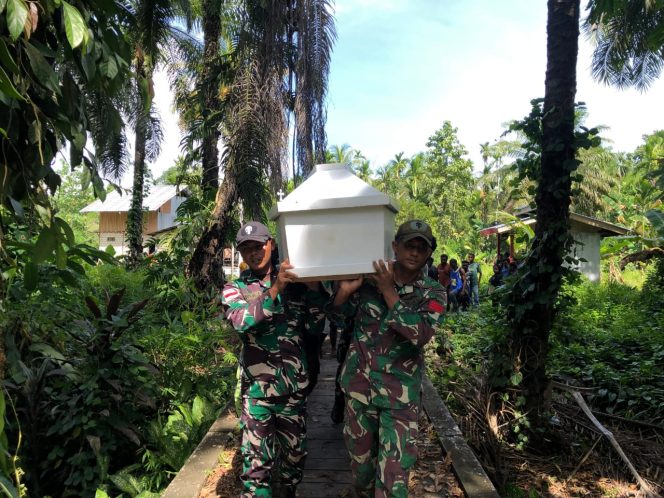 
 Peduli Duka Masyarakat, Satgas Yonif 131/BRS Bantu Prosesi Pemakaman Masyarakat Kampung Yamara