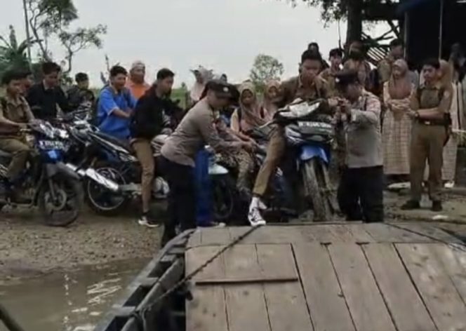 
 Personel Polsek Way Bungur Bantu Siswa Menyeberangi Sungai ke Sekolah