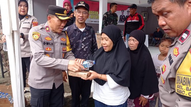 
					Kapolres Metro Jakarta Timur Bagikan Nasi Gratis untuk Warga Bambu Apus