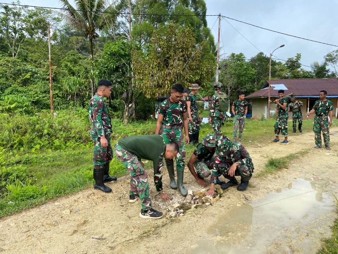 
 Satgas Yonif 762/VYS Memperbaiki Jalan di Kampung Bori