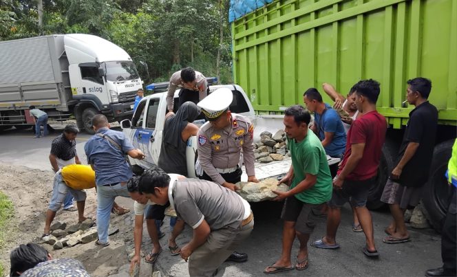 
 Truk Macet di Tanjakan Sedayu, Sat Lantas Polres Tanggamus Respon Cepat Buka Bahu Jalan Untuk Jalur Kendaraan
