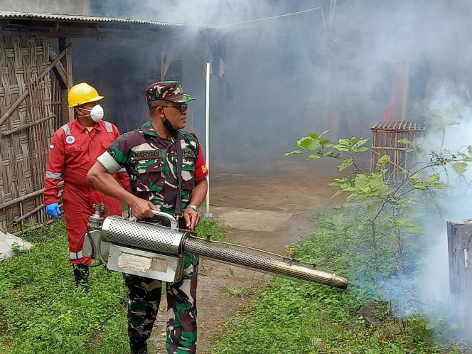 
 Babinsa Sambi Aktif Bantu Puskesmas Basmi Sarang Nyamuk