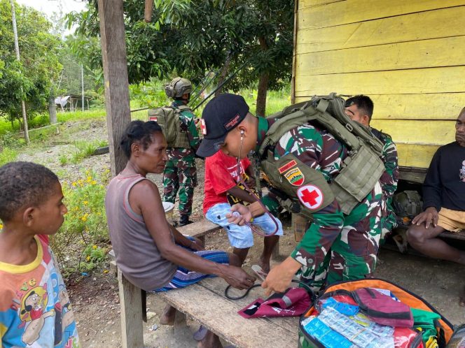 
 Satgas Yonif 131/BRS Berikan Pelayanan Kesehatan Gratis Kepada Masyarakat di Perbatasan RI-PNG