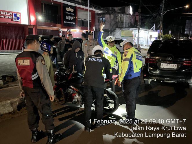 
 Polres Lampung Barat Laksanakan Patroli Skala Besar Antisipasi Kejahatan Jalanan