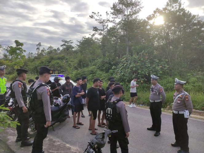 
					Polisi Himbau Remaja Tidak Kebut-Kebutan Saat Patroli di GOR Patih Gumantar