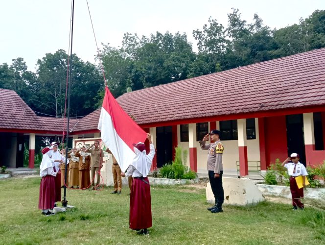 
					Cegah Kenakalan Remaja, Bhabinkamtibmas Polsek Seputih Banyak Turun ke Sekolah Berikan Pembinaan