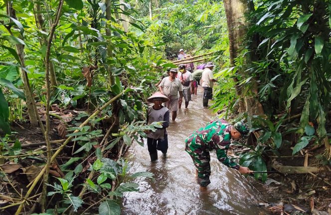 
					Babinsa Desa Jiwut Bersama Warga Bersihkan Sumber Mata Air Untuk Irigasi Sawah