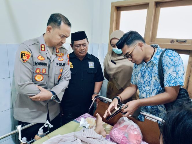 
					Kapolres Mesuji Bersama PJU dan Ketua PSHT Cabang Kunjungi Korban Penganiayaan di Rumah Sakit Medika Health Center