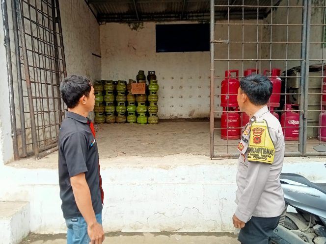
 Giat Cooling Sistem Bhabinkamtibmas Polsek Parung Monitoring Lakukan Pengecekan Terkait Ketersediaan Gas LPG 3Kg Di Pangkalan SPBU 34-16-318