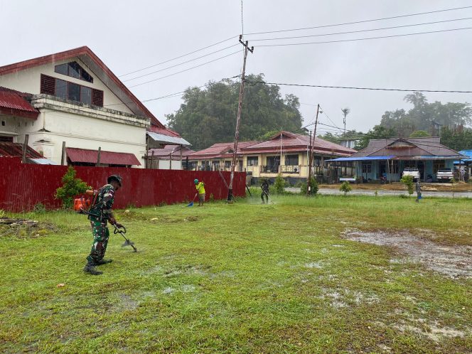 
					Satgas Yonif 762/VYS Bersama Masyarakat Pembersihan Lingkungan Gereja di Distrik Aifat
