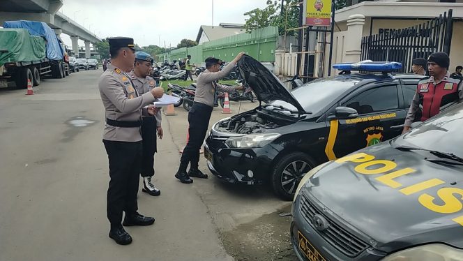 
					Kapolsek Cakung Lakukan Pengecekan Kendaraan Dinas guna dukung Tugas Polri
