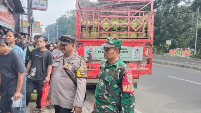 
					Sinergitas TNI-Polri Polsek Cibinong di Kelurahan Nangewer Mekar Monitoring Antrian Pembelian Gas Elpiji 3 Kg Bersubsidi 