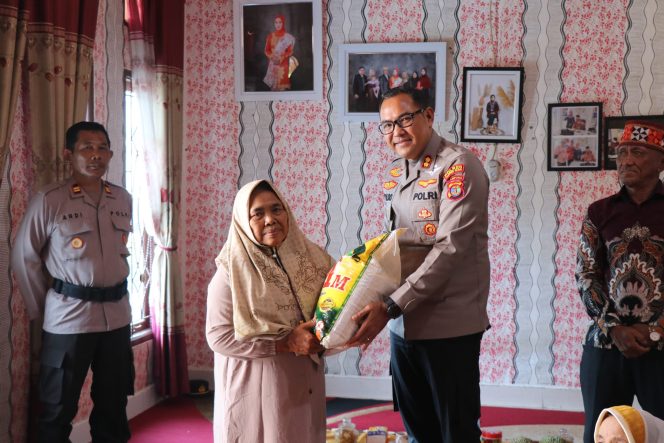 
					Kapolres Lampung Barat Berikan Bantuan Sosial kepada Warga Pekon Bumi Hantatai
