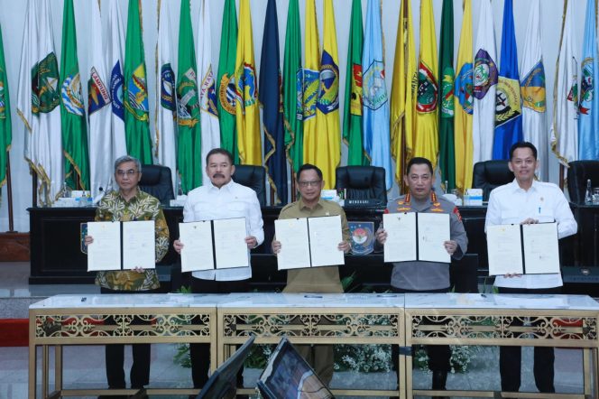 
 Mendagri Tanda Tangani Kerja Sama Pengawasan Penyelenggaraan Perizinan di Daerah