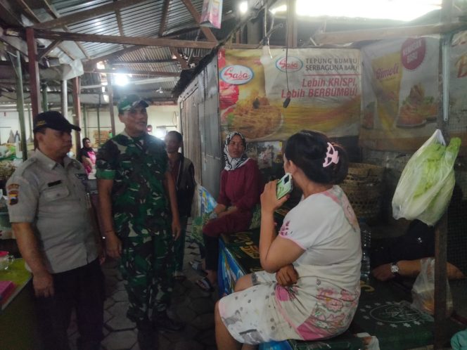 
					Serma Yudhi Cek Harga Sembako Sekaligus Sosialisasi Rekrutmen TNI AD di Pasar Harjodaksino