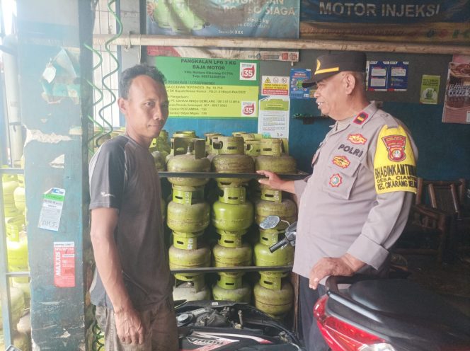 
 Bhabinkamtibmas Polsek Cikarang Selatan Pantau Gas Elpiji 3kg di pangkalan