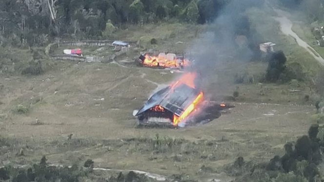 
 Akibat Perselingkuhan, Komplotan KKB Serang Warga dan Bakar Bangunan