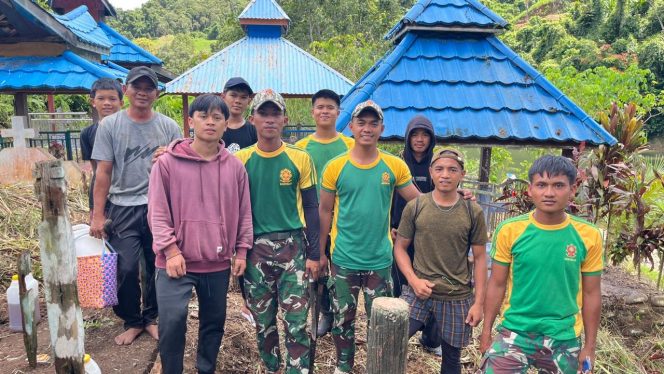 
					Satgas Pamtas Yonarmed 11 Kostrad Bersama Warga Gelar Karya Bhakti Bersihkan Makam di Desa Tau Lumbis
