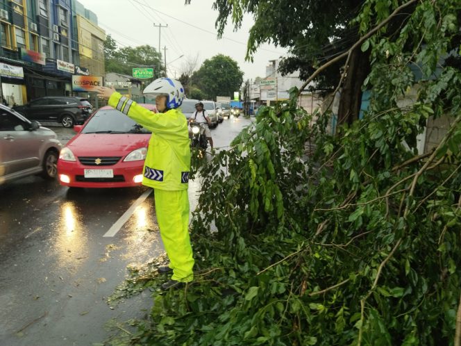 
					Hujan Deras Disertai Angin Kencang Terjang Bandar Lampung, Polda Lampung Imbau Warga Waspada