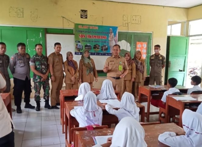 
 Sinergitas TNI POLRI Polsek Leuwiliang Bersama Stakeholder Giat Cooling Sistem Himbauan Kamtibmas di SDN Cigarung Ajak Anak Sekolah Ciptakan Situasi Aman dan Kondusif