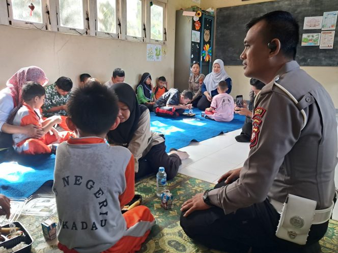 
 Satlantas Polres Sekadau Peduli Anak Berkebutuhan Khusus dengan Makan Siang Bergizi