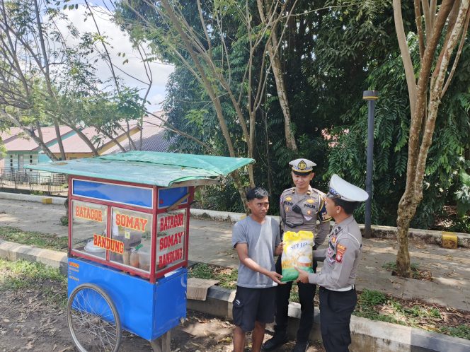 
					Satlantas Polres Sekadau Gelar Patroli Berkah, Berbagi Kepedulian dengan Pedagang Kecil