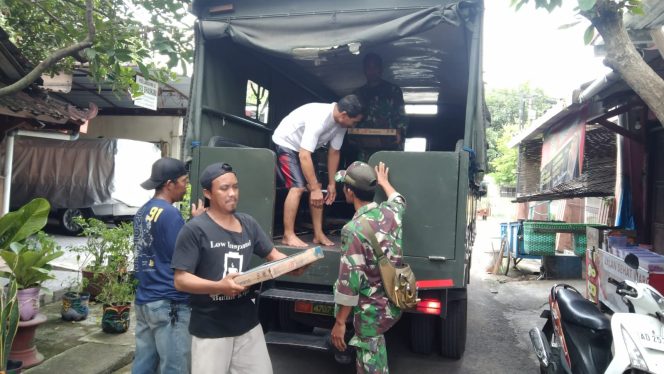 
					Babinsa Joyotakan Bantu Pendistribusian Bantuan Keramik Dari Bapak KASAD