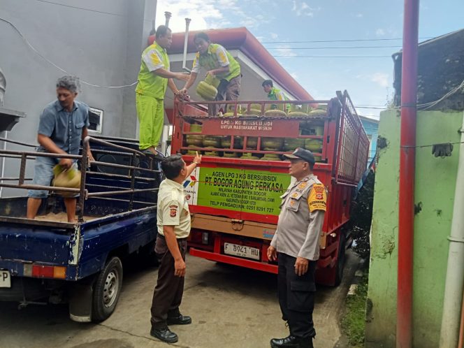 
					Bhabinkamtibmas Polsek CWI Polres Bogor Giat Cooling Sistem Monitoring Kelangkaan Gas Elpiji 3Kg dan Antrian Pembelian Warga Masyarakat di Desa Banjarsari