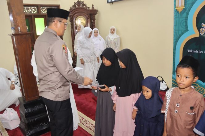 
 Polresta Tangerang Peringati Isra Mi’raj dan Berikan Santunan Anak Yatim