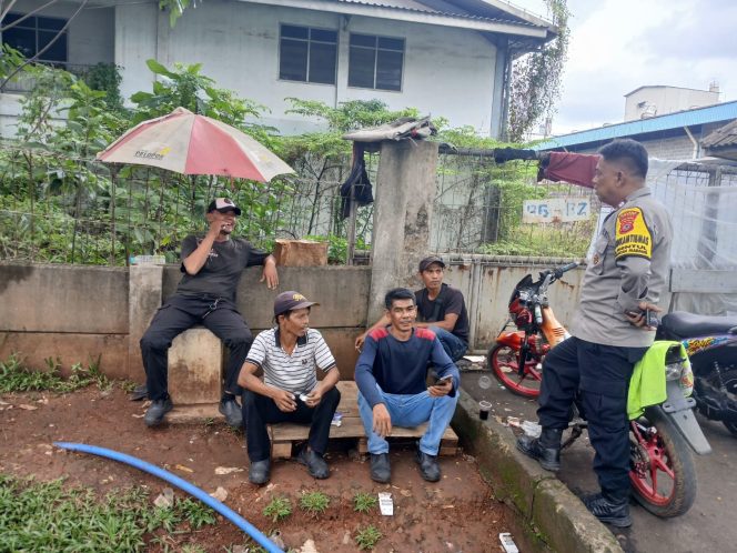 
					Tingkatkan Kondusifitas Wilayah dan Cegah Kriminalitas Bhabinkamtibmas Polsek Babakanmadang Sambang Tokmas di Desa Sentul