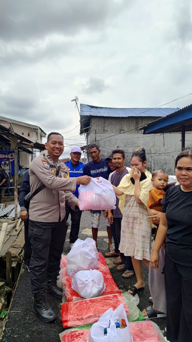 
 Bhabinkamtibmas Kelurahan Sungai Beliung dan Lurah Berbagi Bersama Warga Korban Angin Puting Beliung di Jalan Selat