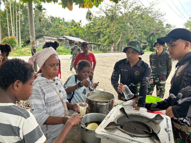 
 Tingkatkan Kreativitas Masyarakat Papua, Satgas Yonif 131/BRS Ajarkan Buat Makanan Olahan