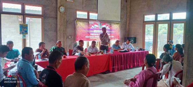 
 Babinkamtibmas Polsek Mempawah Hulu Hadiri Musyawarah Penetapan Penerima BLT Dana Desa 2025 di desa Pahokng