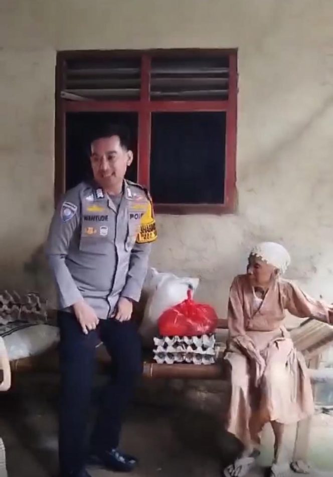 
					Bhabinkamtibmas Wilayah Hukum Polsek Jonggol Giat Cooling Sistem Silahturahmi Sekaligus Baksos Kepada Warga Binaan Lansia