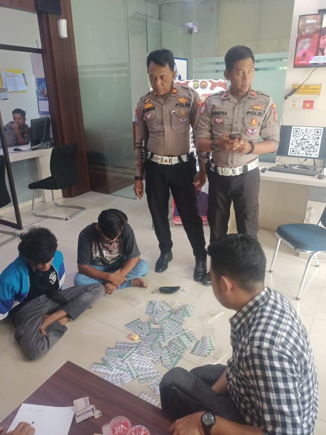 
 Satlantas Polres Metro Bekasi Temukan Obat Terlarang Saat Gelar Tilang Manual di TL Jurong