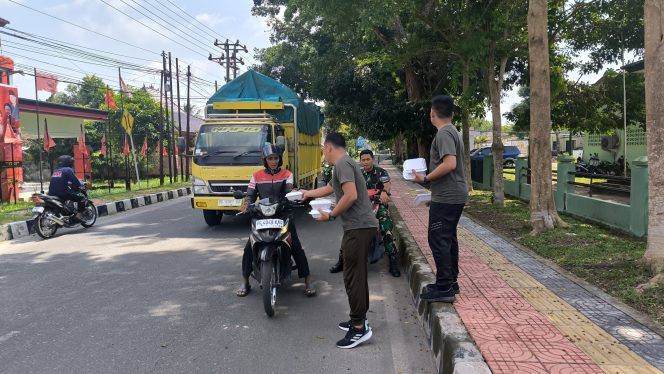 
 Jumat Berkah, Kodim 0402/OKI Berbagi Nasi Kotak