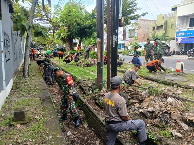 
 Peduli Lingkungan, Koramil 03/Serengan Gelar Kegiatan Jumat Bersih di Wilayah Kratonan dan Tipes