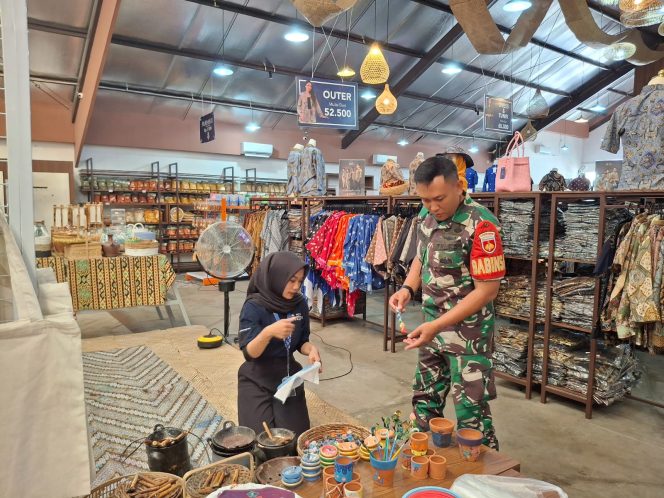 
 Babinsa Belajar Cara Buat Batik Tulis di Toko Batik Benang Ratu