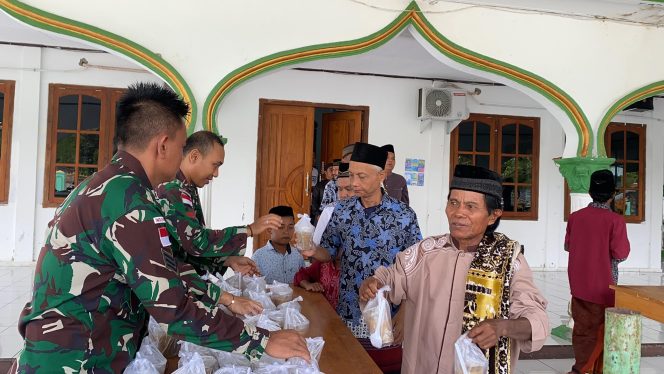 
 Berbagi Berkah di Hari Jum’at, Satgas Yonif 131/BRS Bagikan Makanan Seusai Pelaksanaan Ibadah Sholat Jum’at Papua