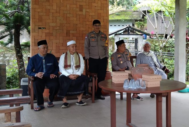 
					Kapolsek CWI Polres Bogor Bersama Bhabinkamtibmas Giat Cooling Sistem Silaturahmi Dialog Kamtibmas Sambang Tokoh Agama Dan Tokoh masyarakat 