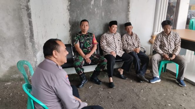 
 Ciptakan Situasi Aman dan Kondusif, Bhabinkamtibmas Polsek Parung Panjang Sambang Warga di Desa Cikuda Beri Himbauan Kamtibmas